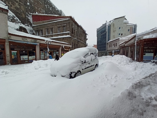 Bitlis'te yağan kar 2 metreyi geçti