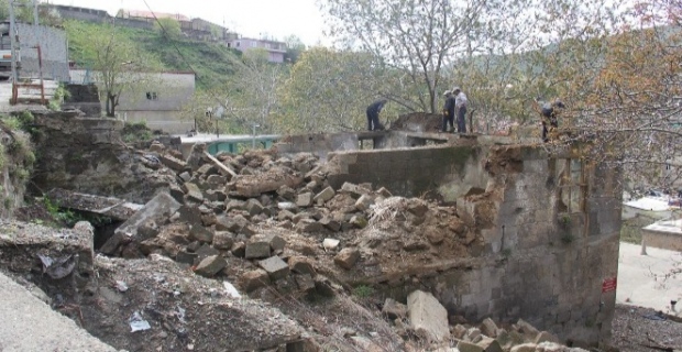 Bitlis’teki metruk binalar yıktırılıyor