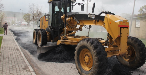 Bitlis Belediyesi bozulan asfalt yolları onarıyor
