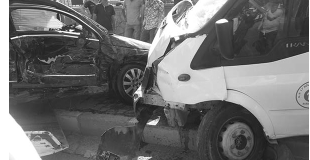 Tatvan'da trafik kazası; 2'si ağır 12 yaralı!