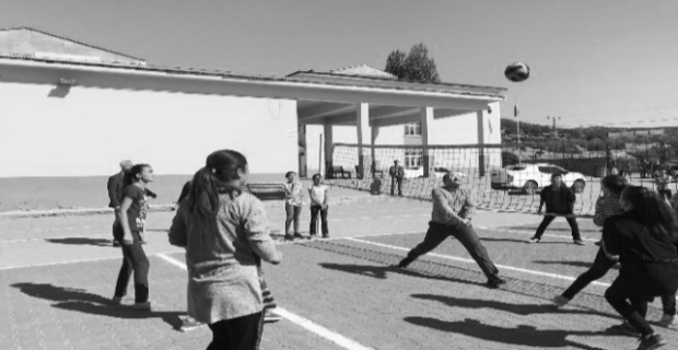 Vali Ustaoğlu, öğrencilerle voleybol oynadı