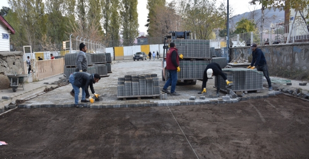 Tatvan'da kilitli taş parke yol yenileme çalışmaları devam ediyor