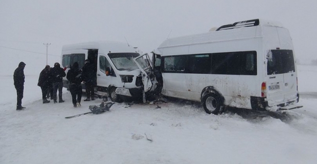Bitlis'te 2 minibüsün çarpışması sonucu 3'ü ağır 17 kişi yaralandı!