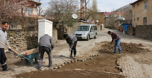 Bitlis'te kış aylarında bozulan yollar onarılıyor