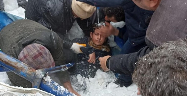 Bitlis’te halı saha çöktü: 2 çocuk yaralı!
