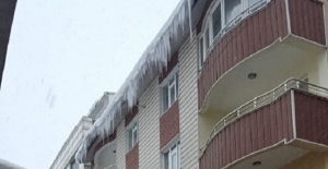 Tatvan'da çatıda biriken kar bir can daha aldı!