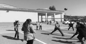 Vali Ustaoğlu, öğrencilerle voleybol oynadı