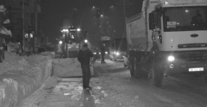 Tatvan Belediyesi kar temizleme çalışmalarını sürdürüyor