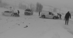 Tatvan'da kayan araçlar kafa kafaya çarpıştı: 4 yaralı