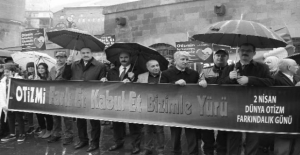 Bitlis'te otizm farkındalık yürüyüşü
