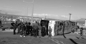 Tatvan'da yolcu otobüsü ile tır çarpıştı: 35 yaralı
