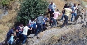 Bitlis'te otomobil uçuruma yuvarlandı: 2 yaralı!