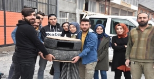 Bitlis'te üniversiteli gençler lastikten kedi evi yaptı