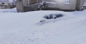 Tatvan'da 3 günde 2 metre kar yağdı