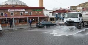 Adilcevaz'da cadde ve sokaklar dezenfekte edildi