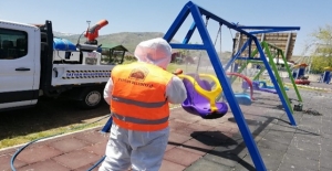 Tatvan'da parklardaki oyun grupları dezenfekte ediliyor