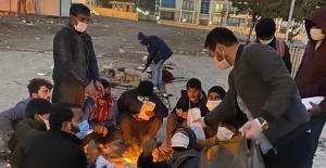 Tatvan'da CHP'li gençler mültecilere yemek ve dezenfektan dağıttı